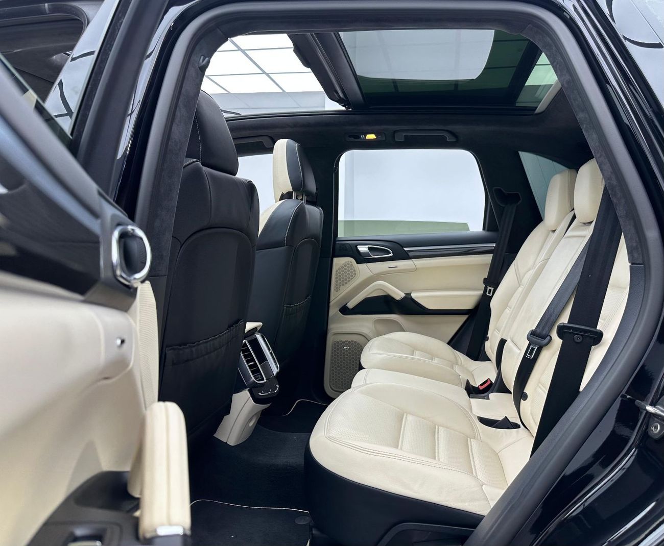 Porsche Cayenne Turbo S 4.8L (570 HP) 2016 Porsche Cayenne Turbo S, Service History, Carbon Fiber Interior, Excellen