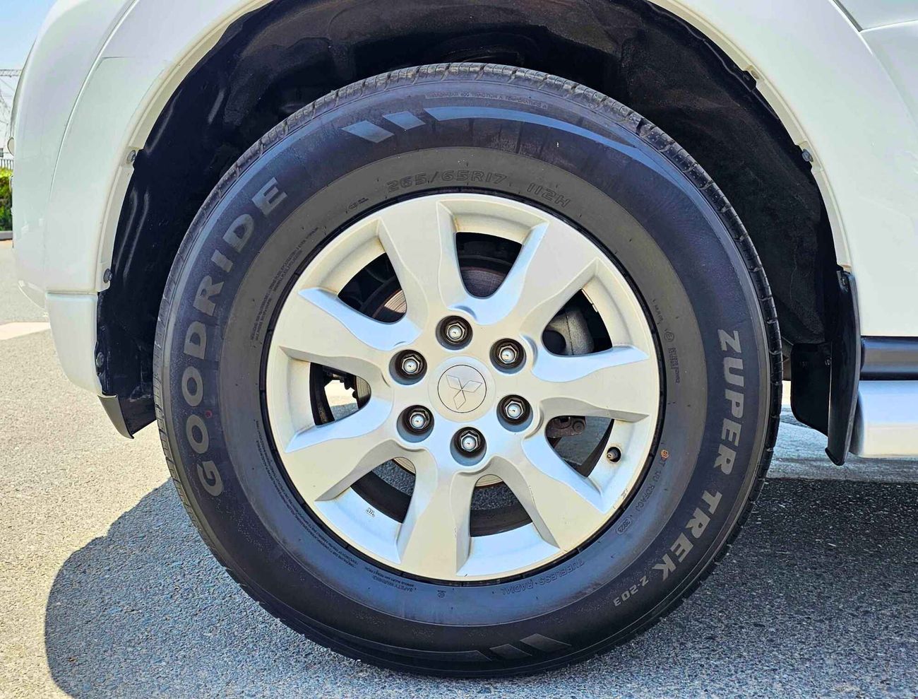 ميتسوبيشي باجيرو GLS 3.5/ 4WD/ LEATHER/ DVD CAMERA/  LOW MILEAGE/ 861 MONTHLY/ LOT#14455