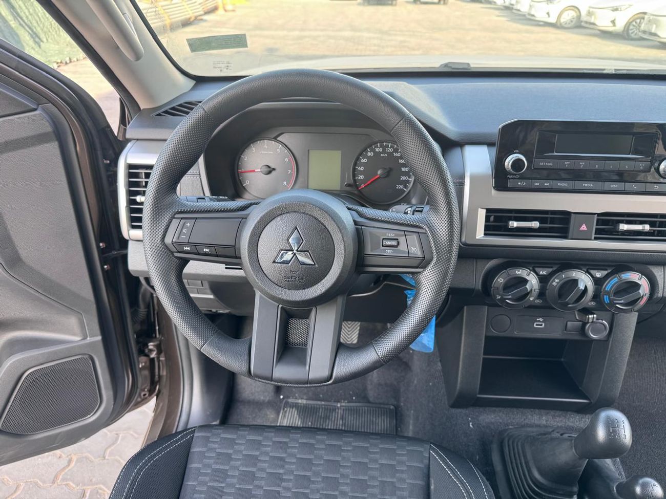 Mitsubishi L200 MITSUBISHI L200 Petrol Double Cabin 4WD 5MT 2.5L GLX_Basic Option_Bronze