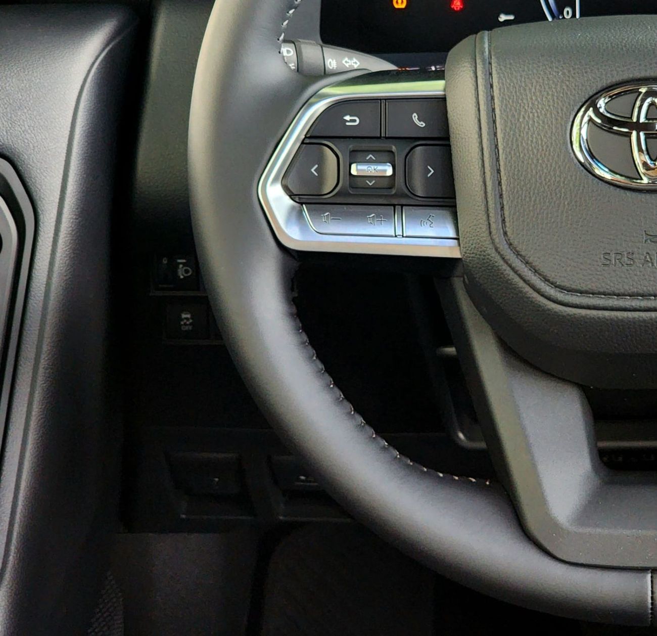 تويوتا لاند كروزر LC300 GXR 3.5 - MID OPTIONS - SUNROOF - 2025 MODEL - WHITE INSIDE BLACK -