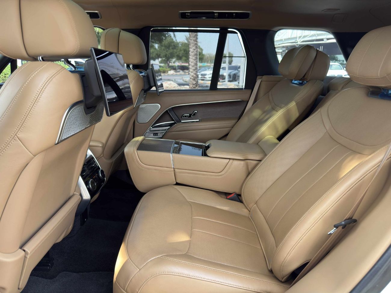 Land Rover Range Rover Autobiography P530 4.4L GCC SPEC NEAT AND CLEAN UNDER WARRANTY AND SERVICE