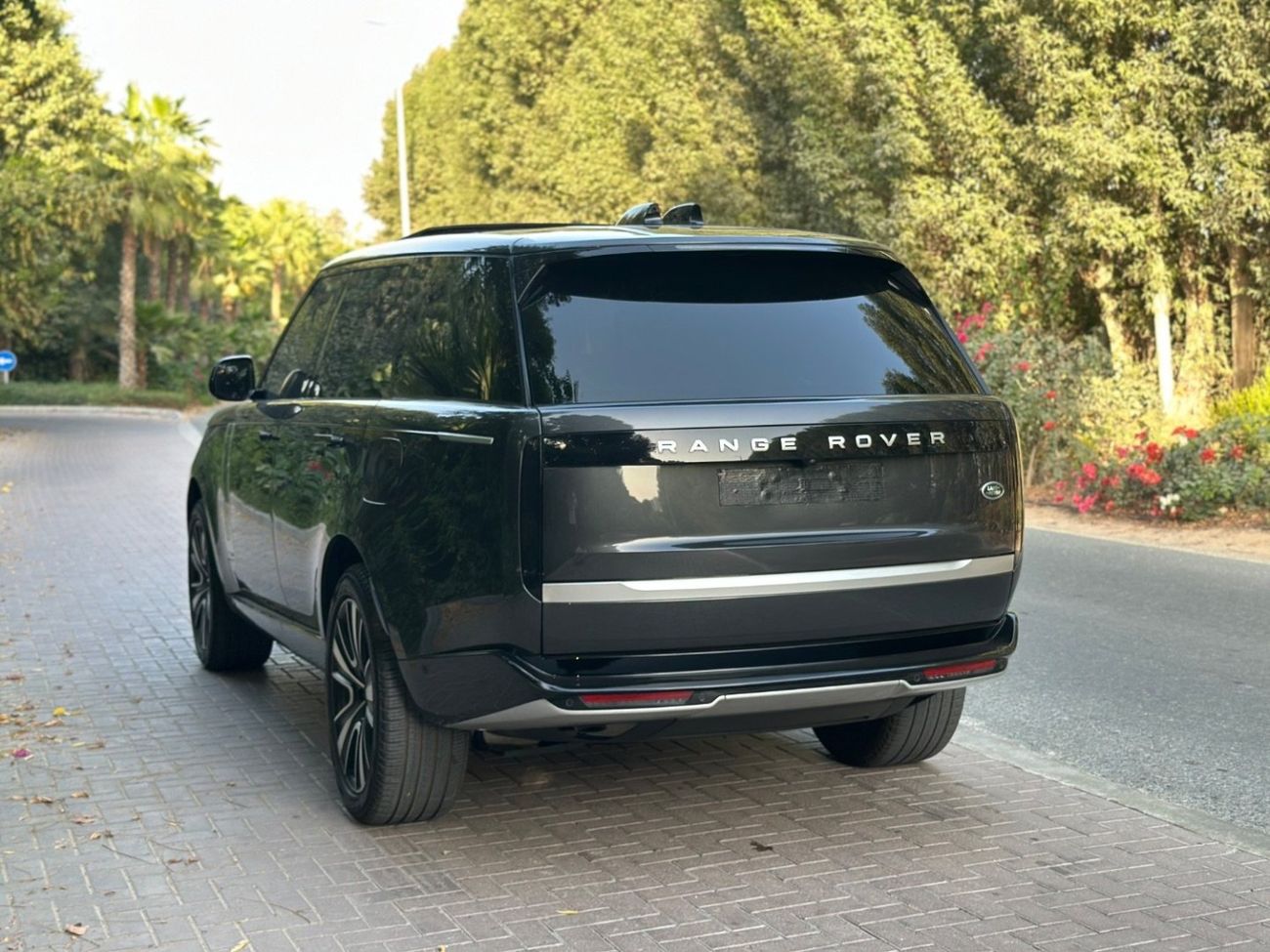 Land Rover Range Rover 2024 Autobiography P550e 3.0L Turbocharged Inline-6 Plug-in Hybrid – 542 HP | AWD | Full Options