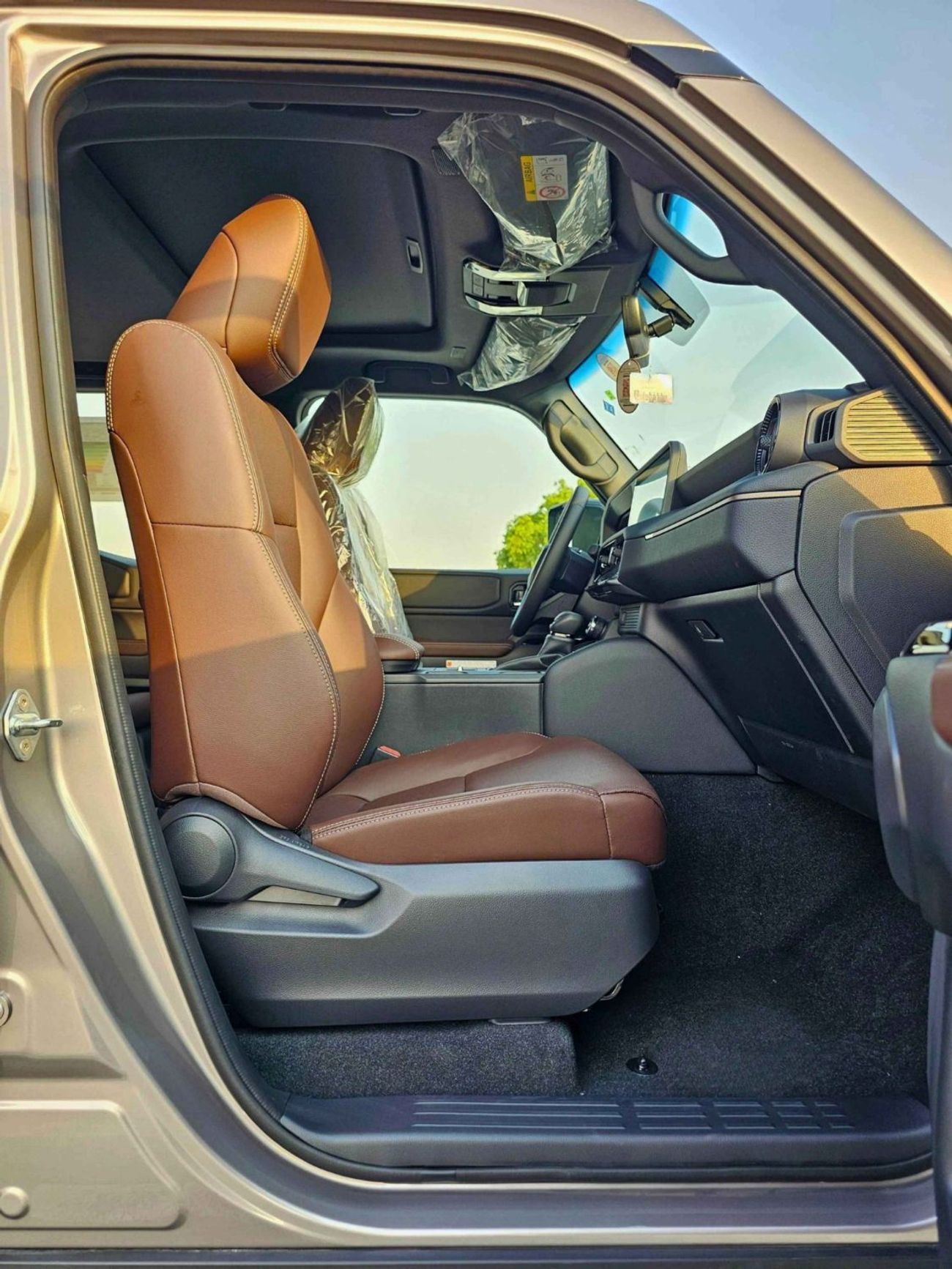 Toyota Prado ADVENTURE WITH COMPRESSOR /2.8L V4 DIESEL/DRIVER POWER WITH LEATHER SEATS/AUTO A/C (CODE#P28ADV3B)