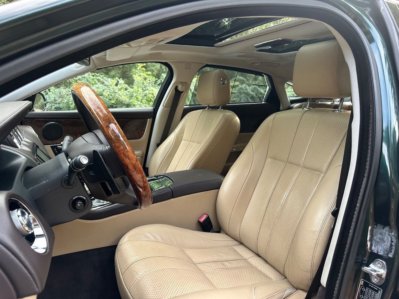 جاكوار XJL 3.0L V6 340 HP | 2014 | GCC Specs | Long Wheelbase Luxury Sedan | 125000 KM | Excellent Condition