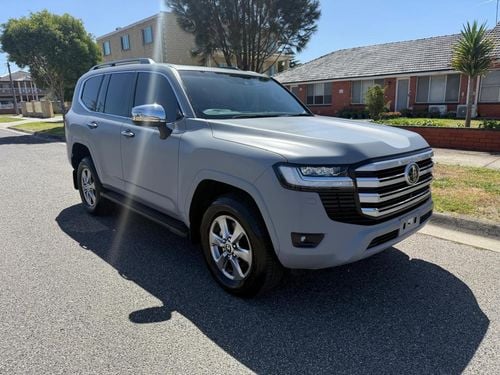 Toyota Land Cruiser DIESEL 3.3 LITER ,RIGHT HAND SAHARA ,BEIGE INTERIOR