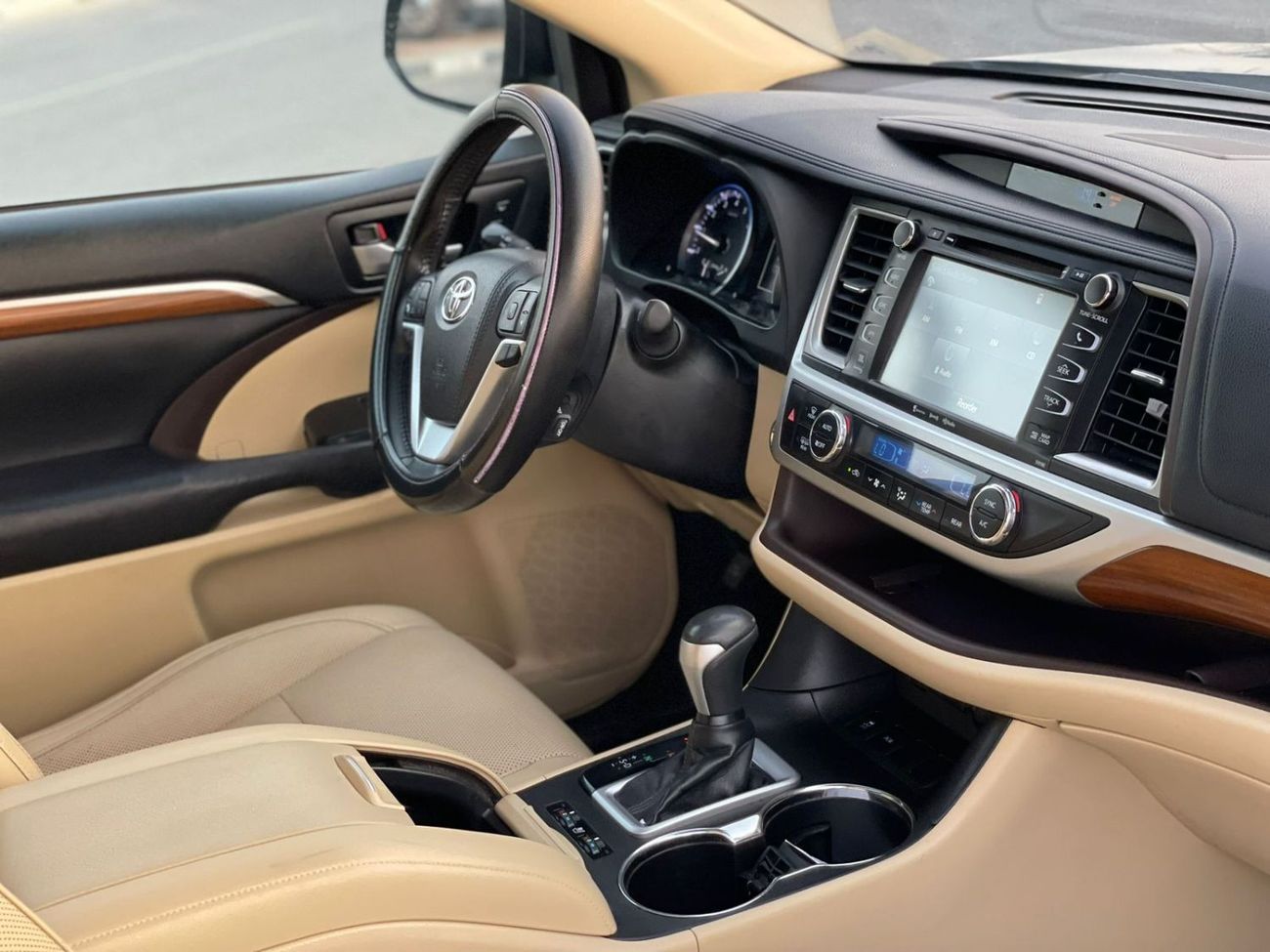 تويوتا هايلاندر 2017 Toyota Highlander Limited Edition Full Option 3.5L V6 - Full 8 Seater With Auto Truck and Radar