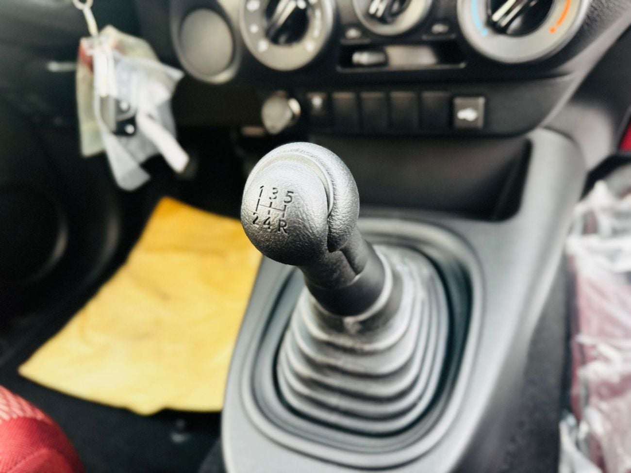 تويوتا هيلوكس 2.0 L PETROL I M/T I DCABIN  4X2  I  PETROL