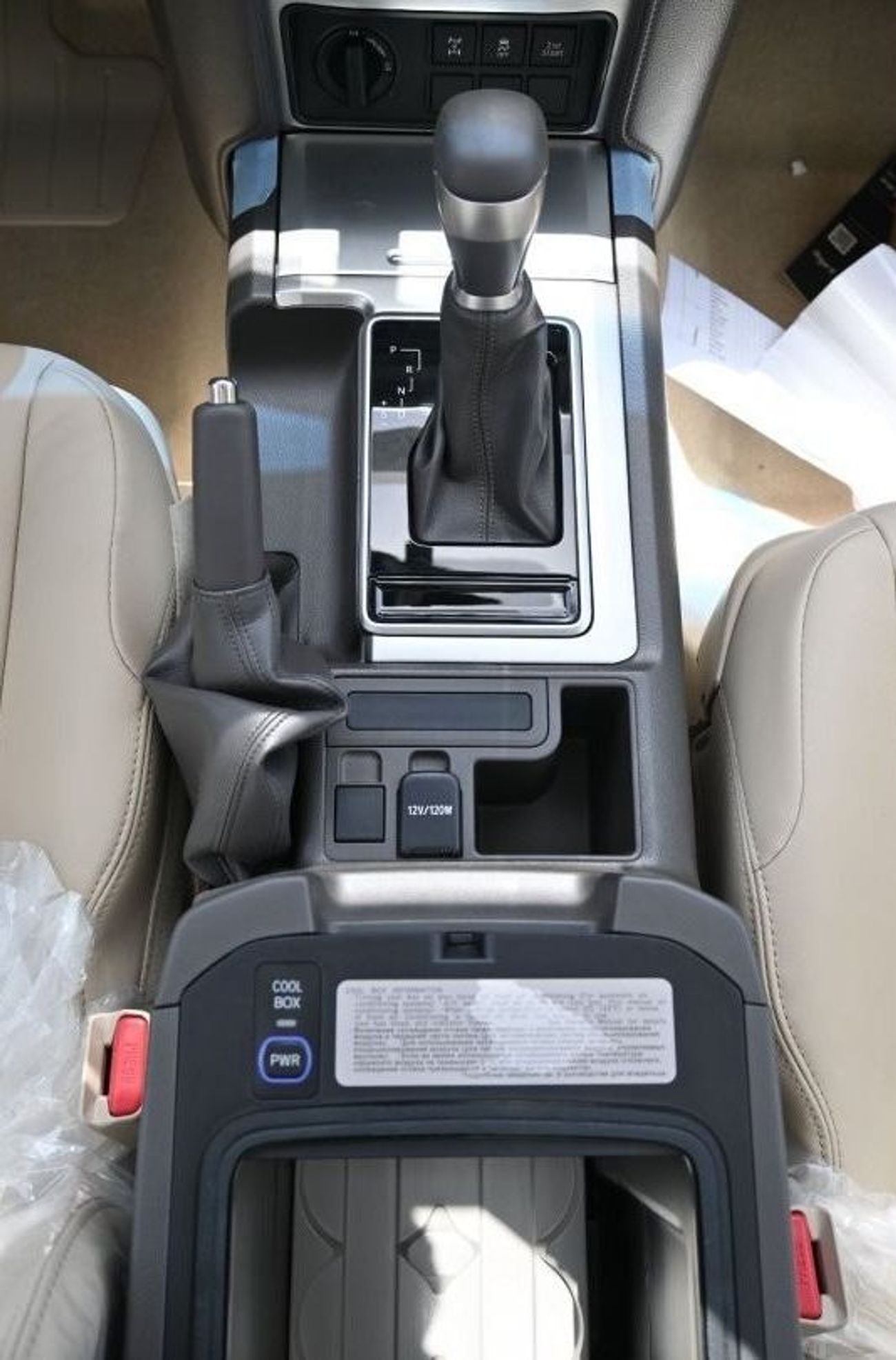 تويوتا برادو تويوتا لاندكروزر برادو 4.0 لتر TX.L بنزين ، دفع رباعي ، دفع رباعي ، 5 أبواب ، مثبت سرعة ، فتحة سقف ،