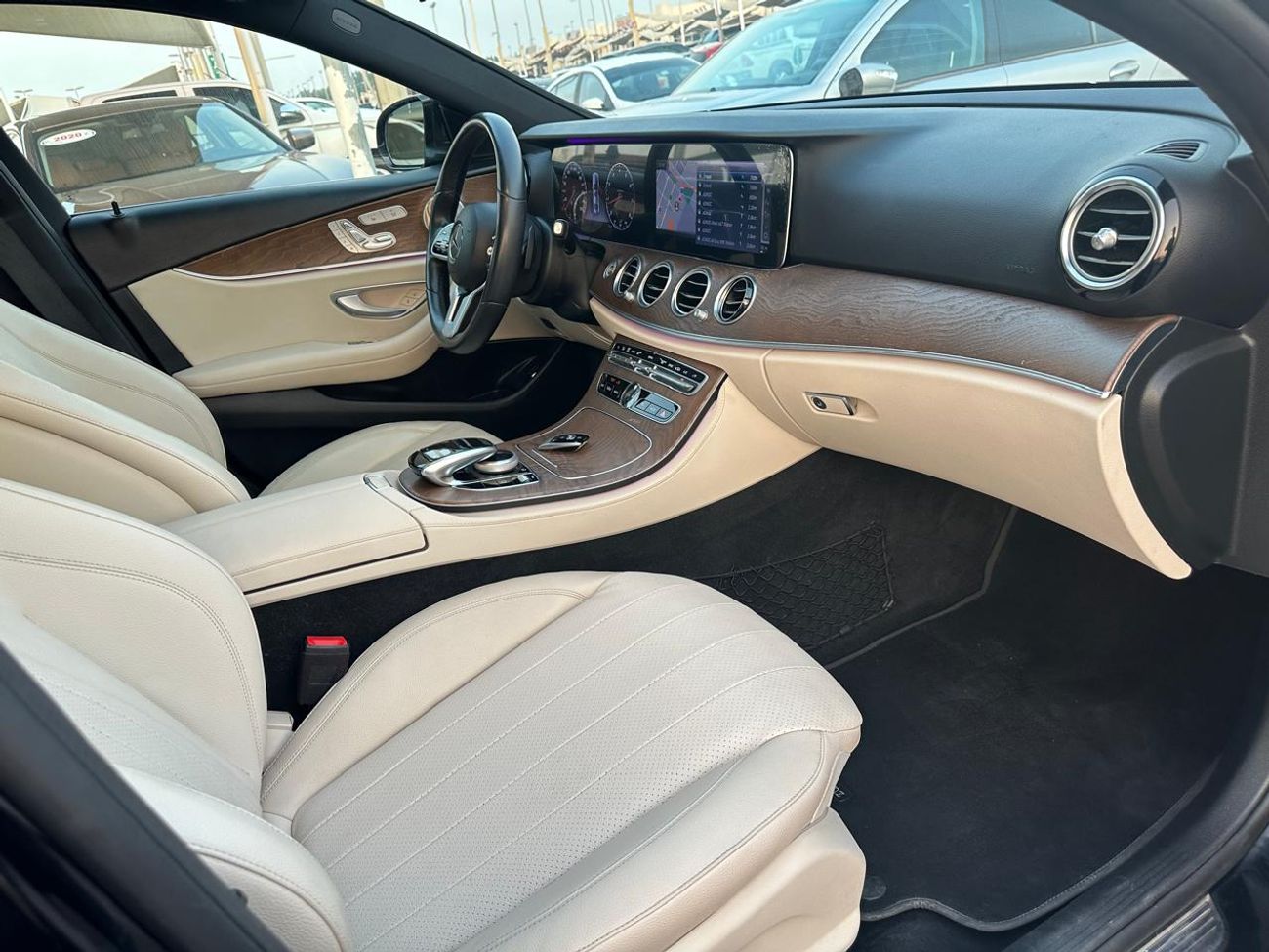 مرسيدس بنز E300 Mercedes E300 _American_2019_Excellent Condition _Full option