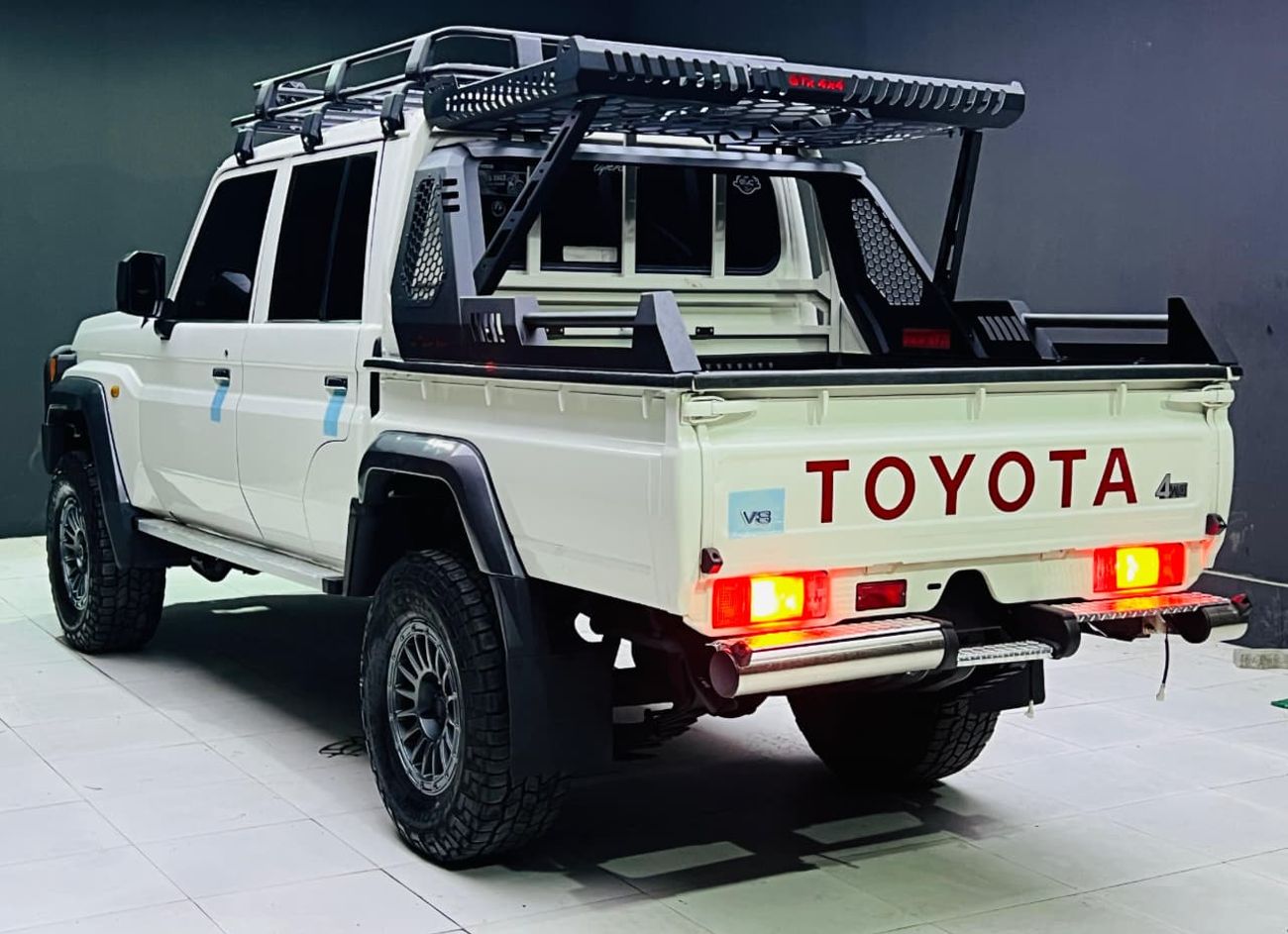 تويوتا لاند كروزر بيك آب diesel 4.5 liter ,right hand drive ,4 doors ,only for export available