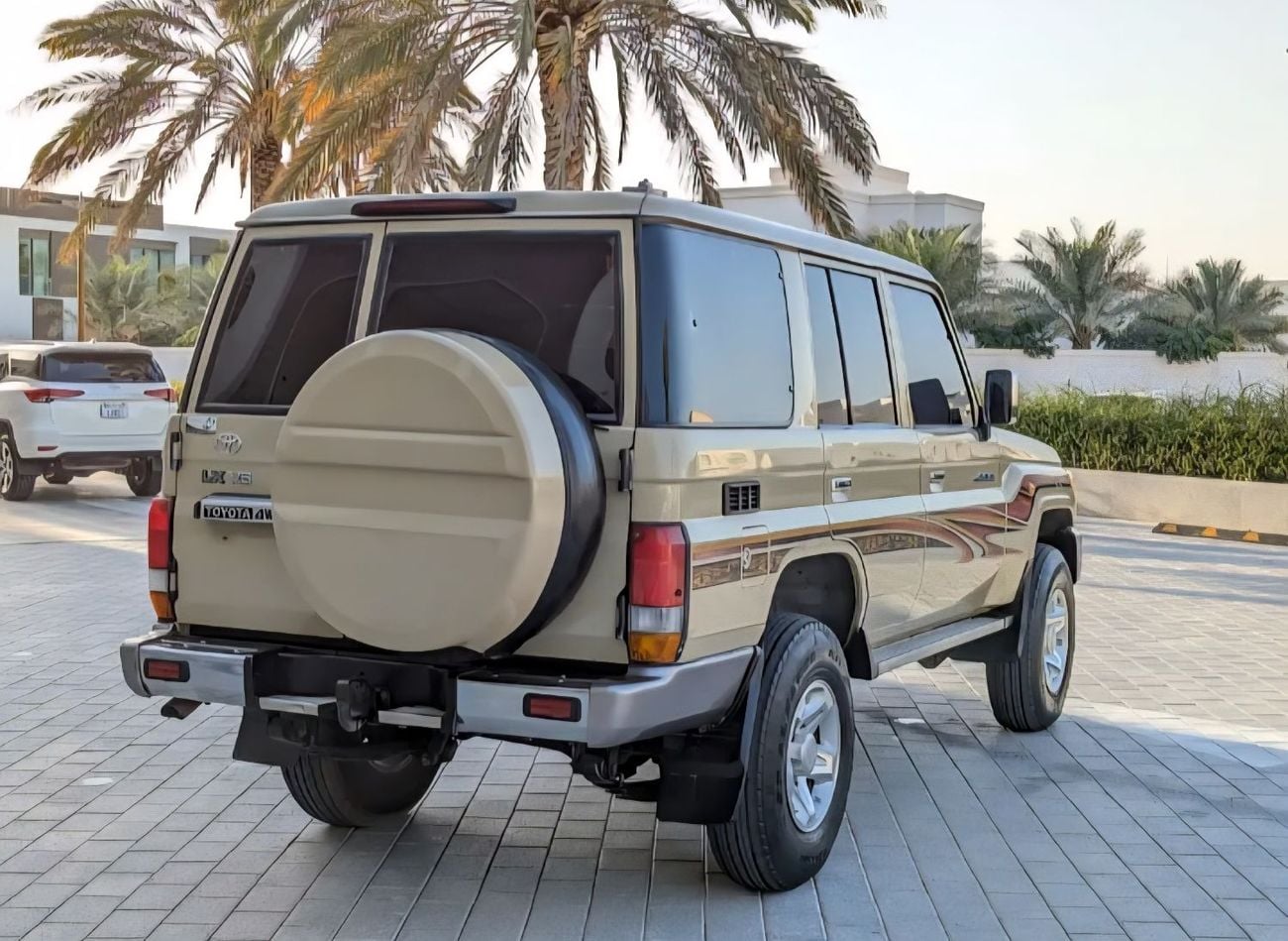 Toyota Land Cruiser LC76 LX Grade LHD 2.8L 1GD-FTV V4 Turbo Diesel Engine Manual Gear 4WD 5 Seats 5 Door