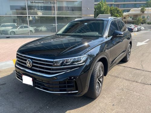 Volkswagen Touareg Elegance Plus (soft closing, Cruze control, full car plays, blind spot monitoring, multi colour ambi
