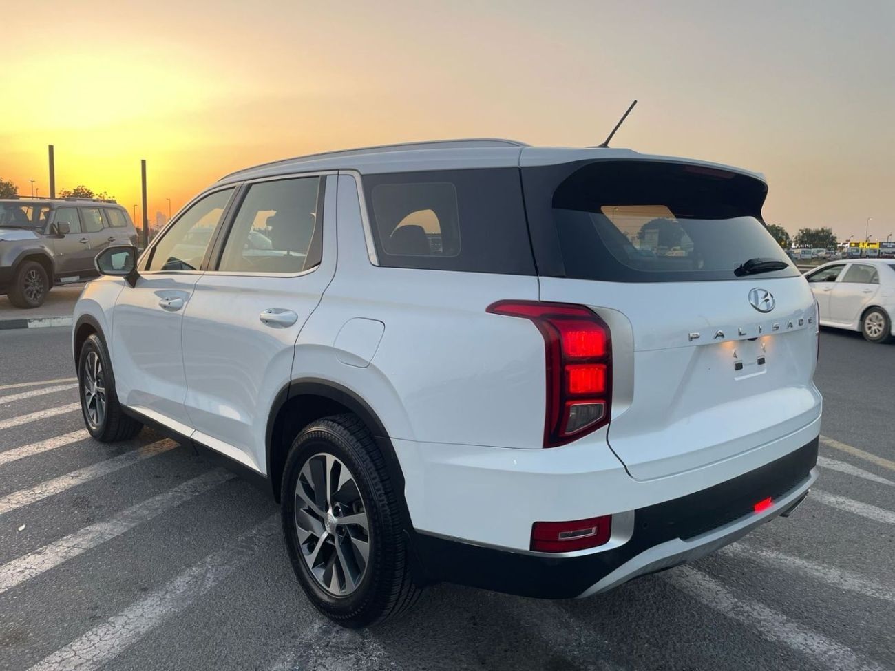Hyundai Palisade 2022 Hyundai Palisade Comfort Edition 3.5L V6 - GCC MidOption+ - 7 Seater - AWD 4x4 -