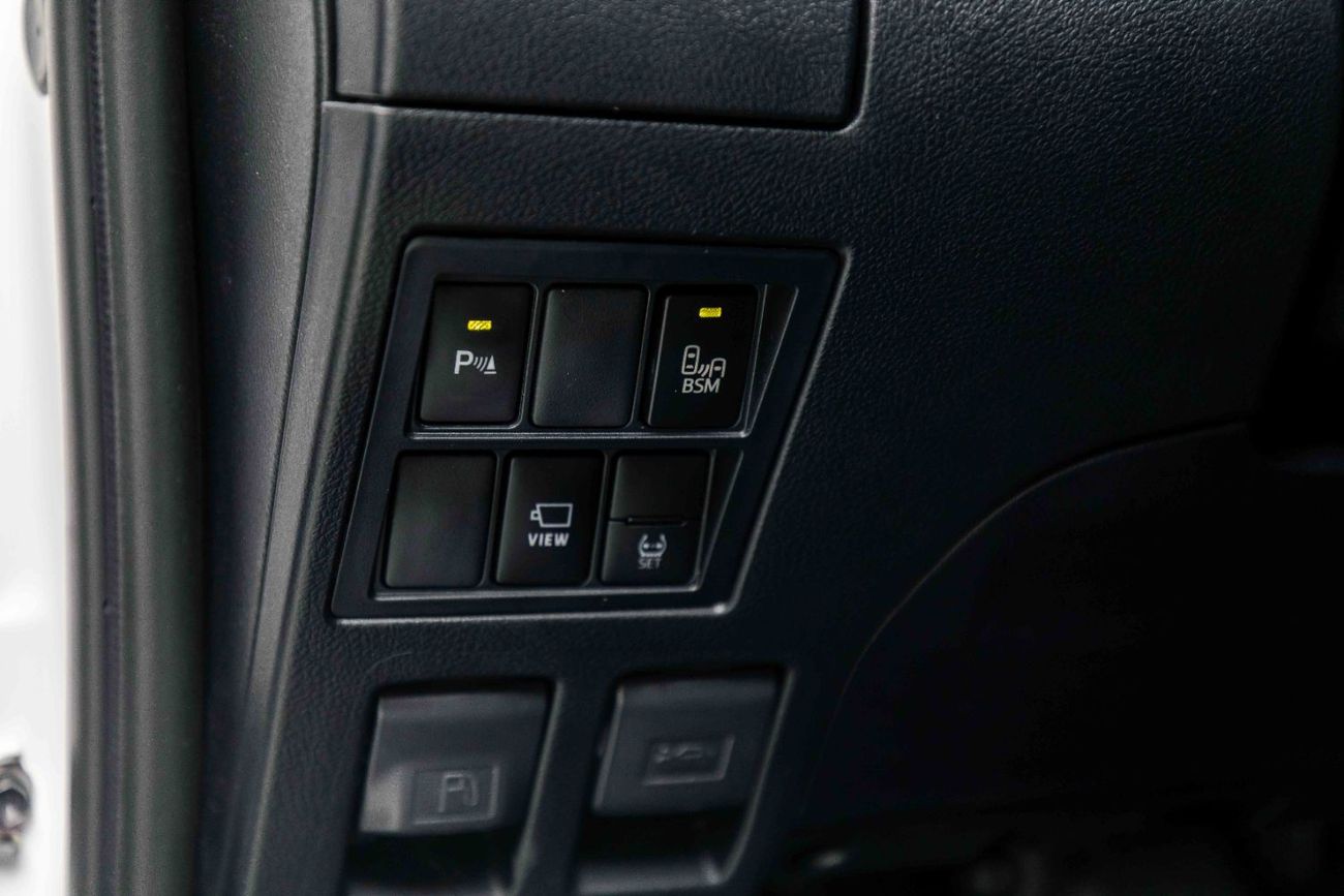 تويوتا هيلوكس 4.0L - Attitude Black Inside GR-S White | Export Only