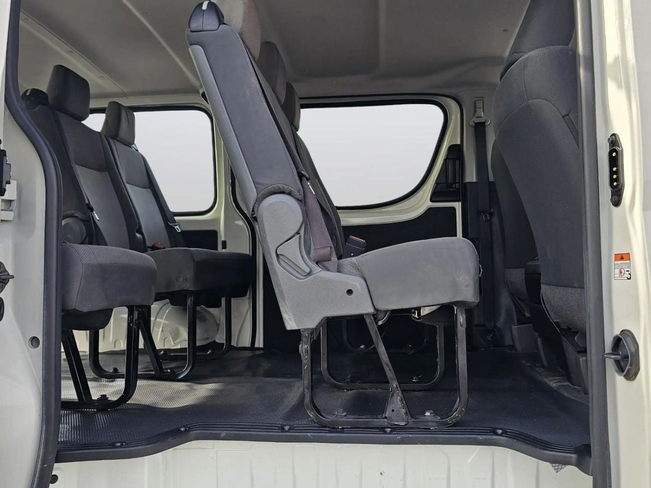 Toyota Hiace High-roof passenger Van DSL 2.8L Diesel Engine Automatic Gear 2WD 11 Deats 5 Doors