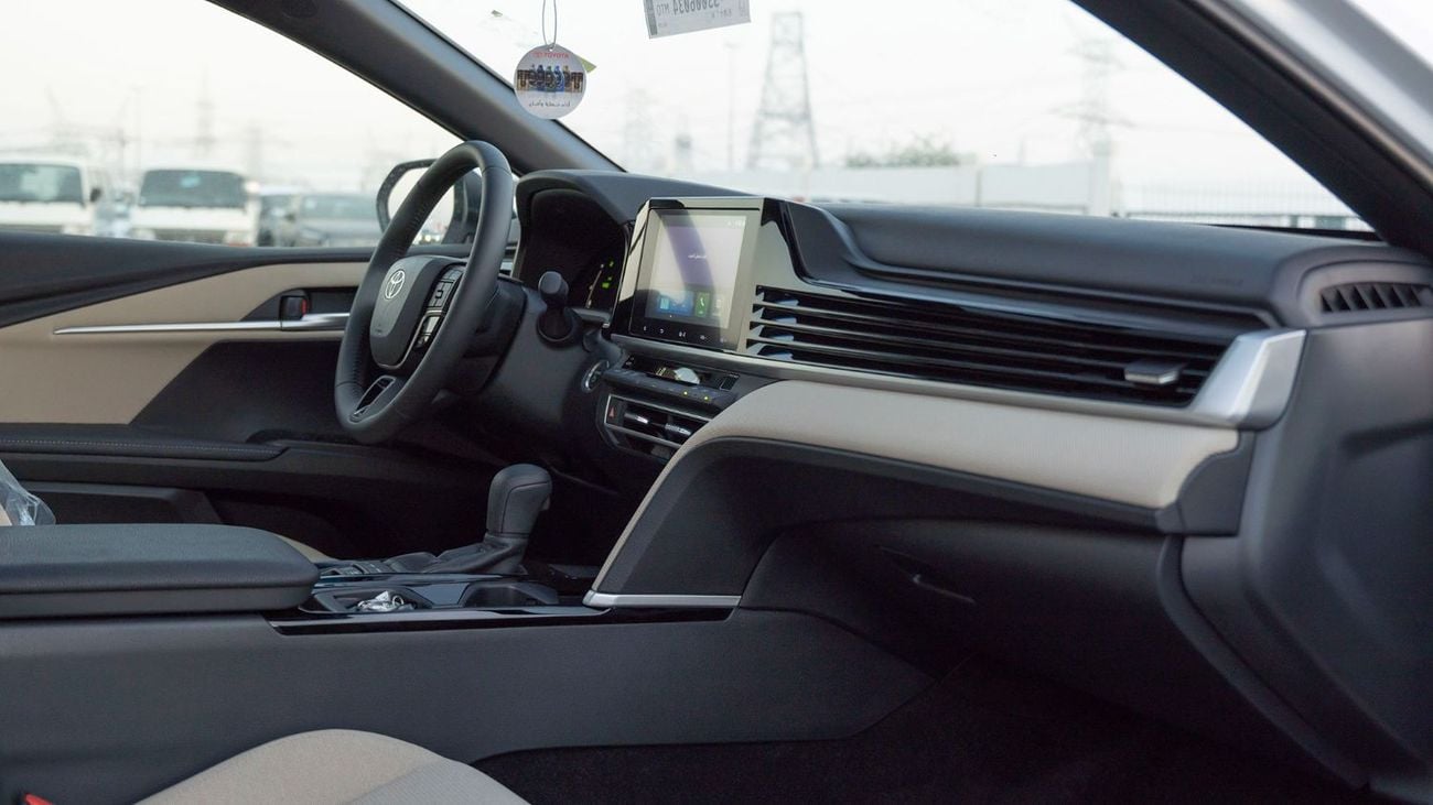 Toyota Camry 2025 Toyota Camry E-plus 2.5L Hybrid AT (White)