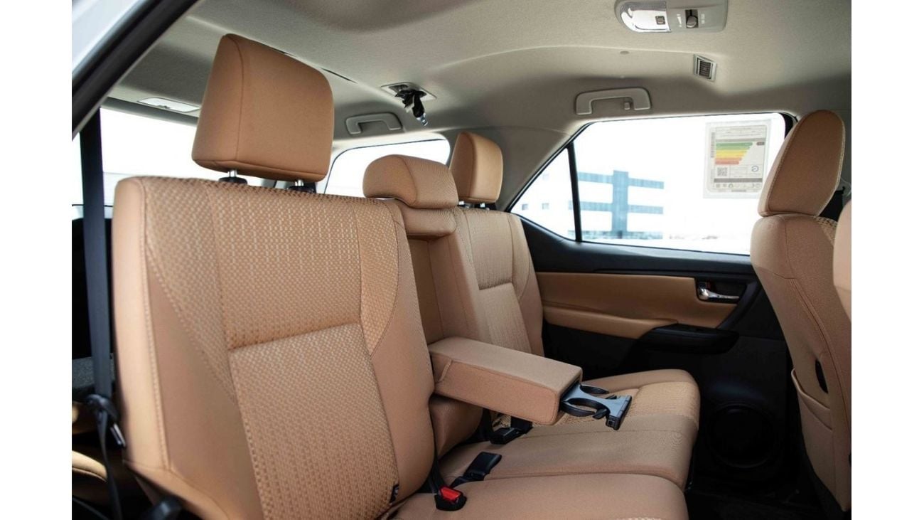 تويوتا فورتونر تويوتا فورتشنر 2024 4X4 2.4 Low - ابيض بلاتيني لؤلؤي من الداخل شامواه