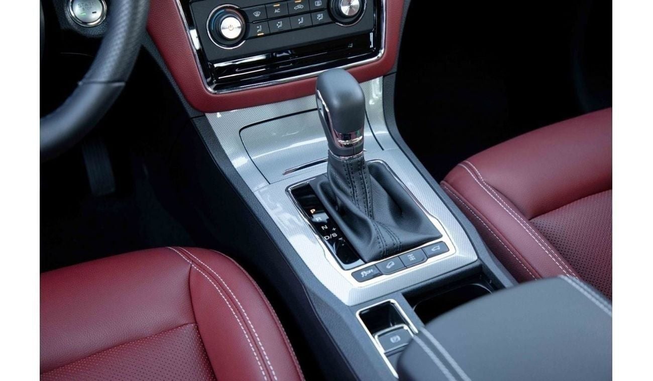 أم جي RX5 2023 MG RX5 2.0 AWD LUXURY أبيض من الداخل أسود وأحمر