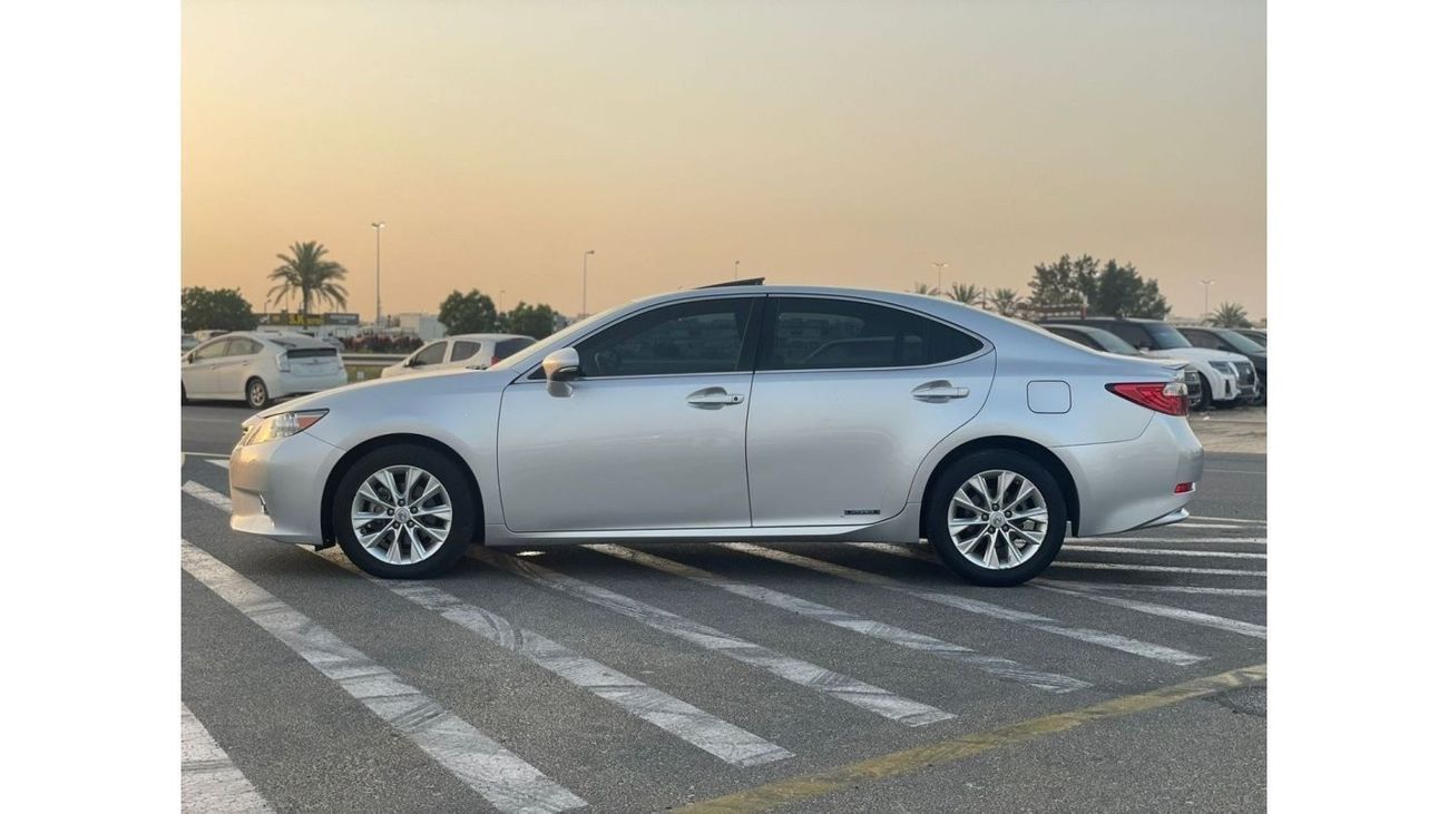 لكزس ES 300 2013 Lexus ES300H Hybrid 2.5L V4 - Japanese Specs Full Option - Without Accident