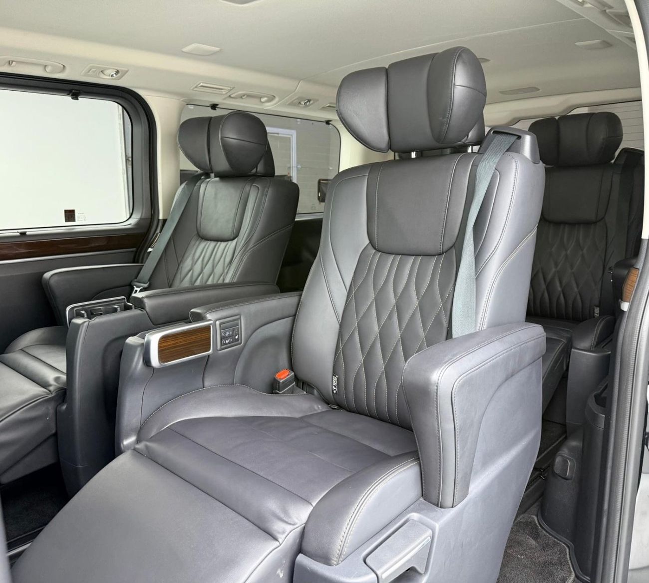 Toyota Granvia PREMIUM