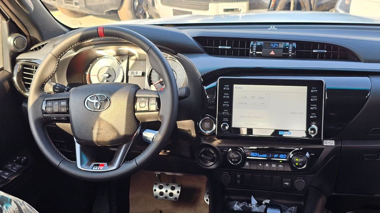 تويوتا هيلوكس Hilux 2.8 GR-SPORT 4WD AT 2026YM GCC WHITE WITH DIGITAL REAR VIEW MIRROR