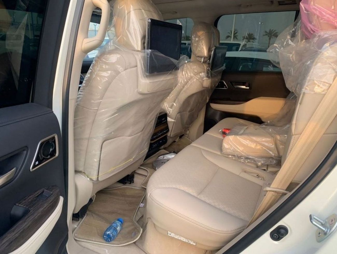تويوتا لاند كروزر 2025 TOYOTA LAND CRUISER LC300 4.0L VXR WHITE - BEIGE AUTOMATIC FULL OPTION