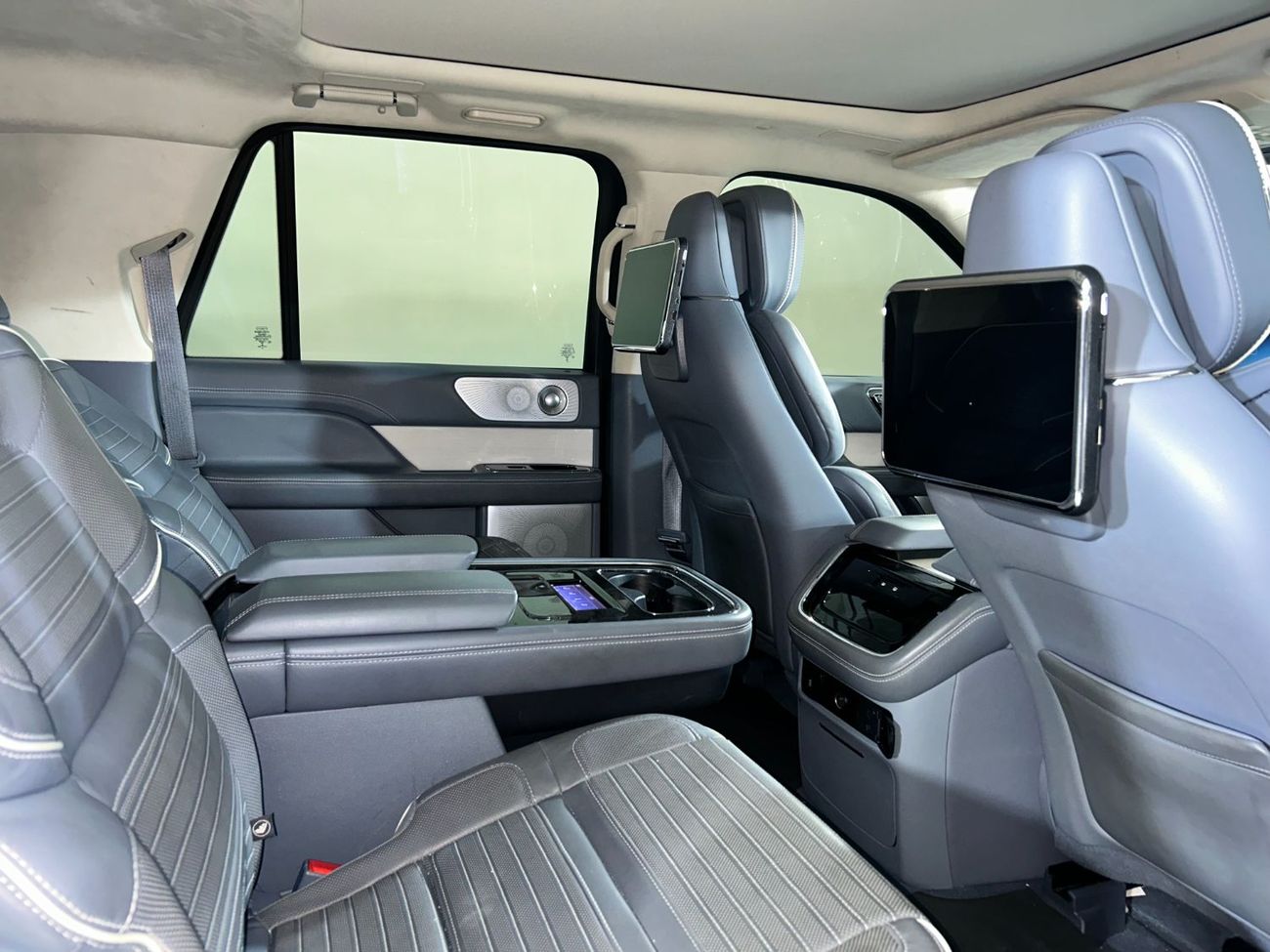 لينكولن نافيجاتور بريزيدنشيال NV-N1923L/AL TAYER MOTORS/ AL QOUZ SHOWROOM