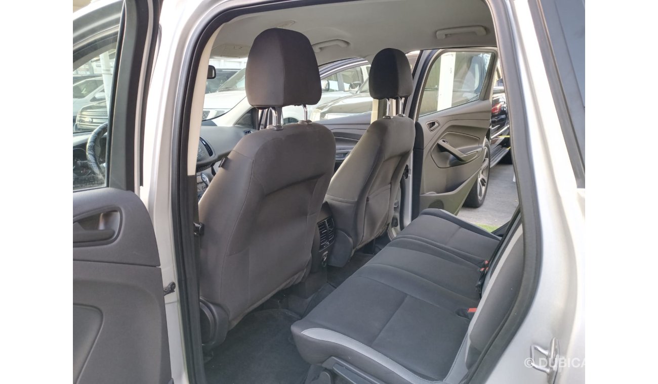 Ford Escape Gulf model 2014 silver color, fingerprint, cruise control, rear camera sensors, screen, in excellent