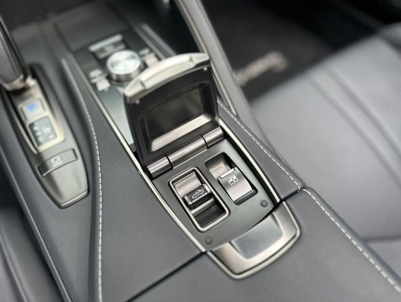 لكزس LC500 كابريوليه Titanium  5.0L Lexus LC500 Convertible Titanium 5.0L Titanium 5.0L | 2024 | Zero Km | V8 471 HP | Wa