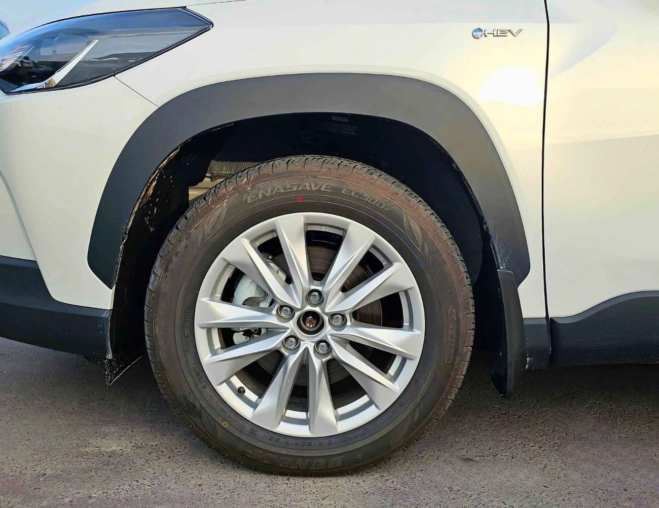 Toyota Corolla Cross HYBRID FULL OPTION / 2.0L V4 / LEATHER + ELECTRIC SEAT / MUD GUARD /SUNROF / CODE # HYBRID