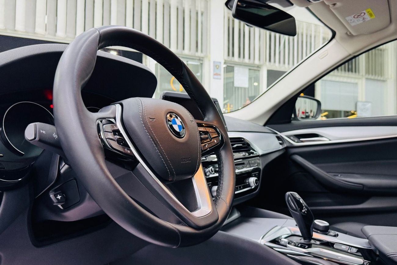 بي أم دبليو 520i Std 2.0L