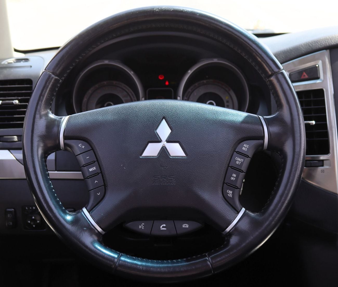 Mitsubishi Pajero GLS HIGHLINE ACCIDENTS FREE - GCC - PERFECT CONDITION INSIDE OUT - FULL OPTION