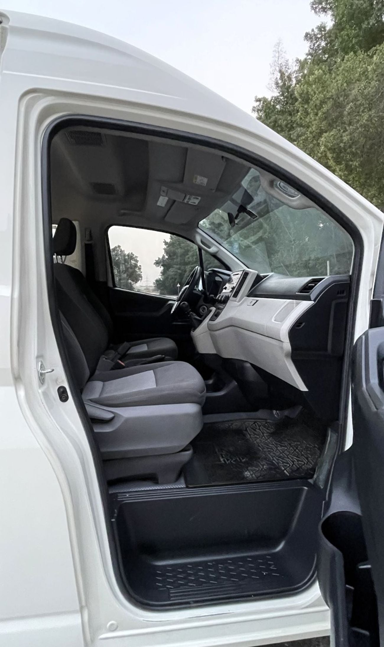 Toyota Hiace GL ACCIDENTS FREE - GCC - V6 - HIGHROOF - PERFECT CONDITION INSIDE OUT