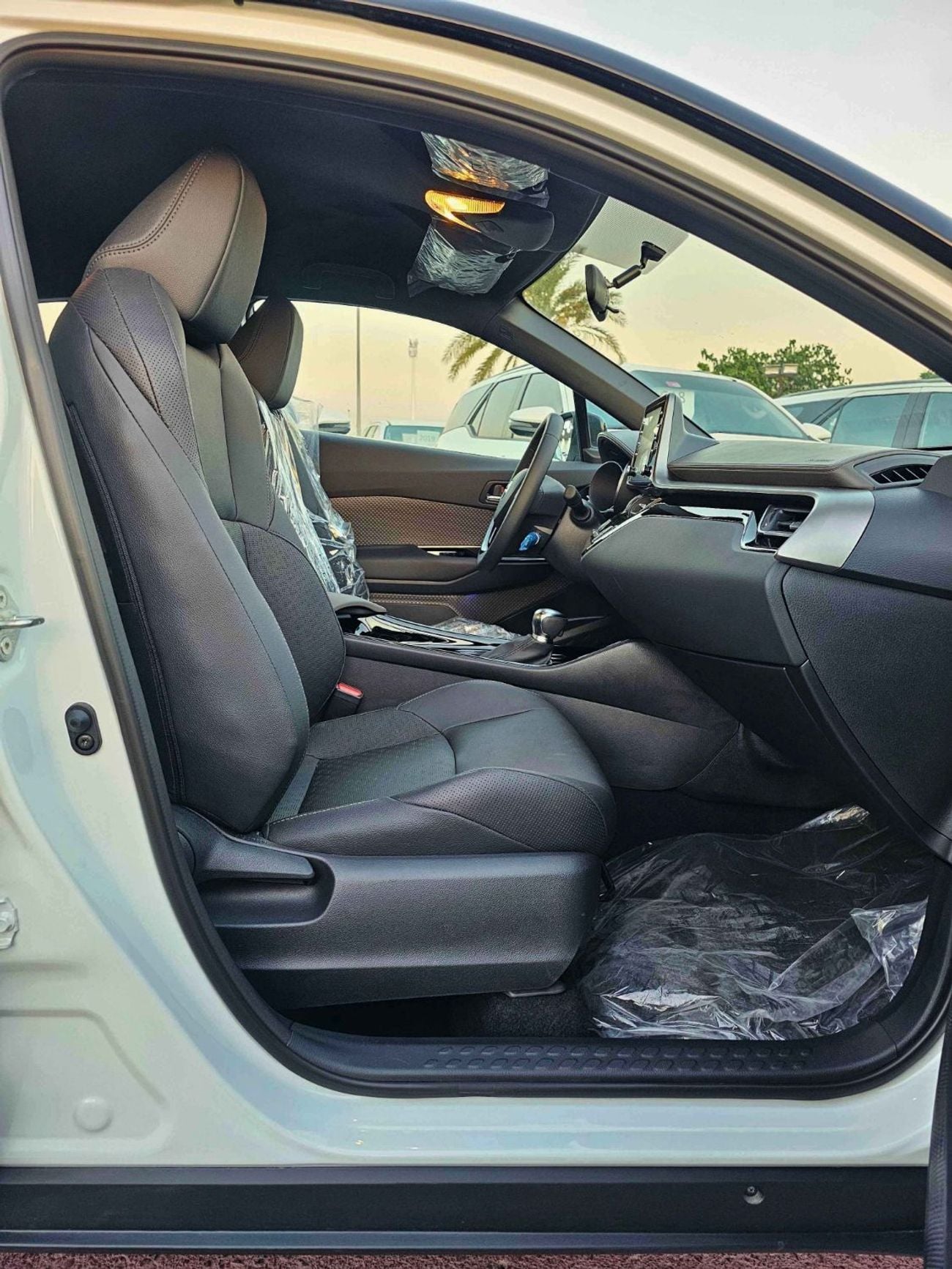 تويوتا CHR LUXURY / 1.8L HYBRID / DOUBLE TONE / PUSH START / LEATHER SEATS / FULL OPTION (CODE# 67991)