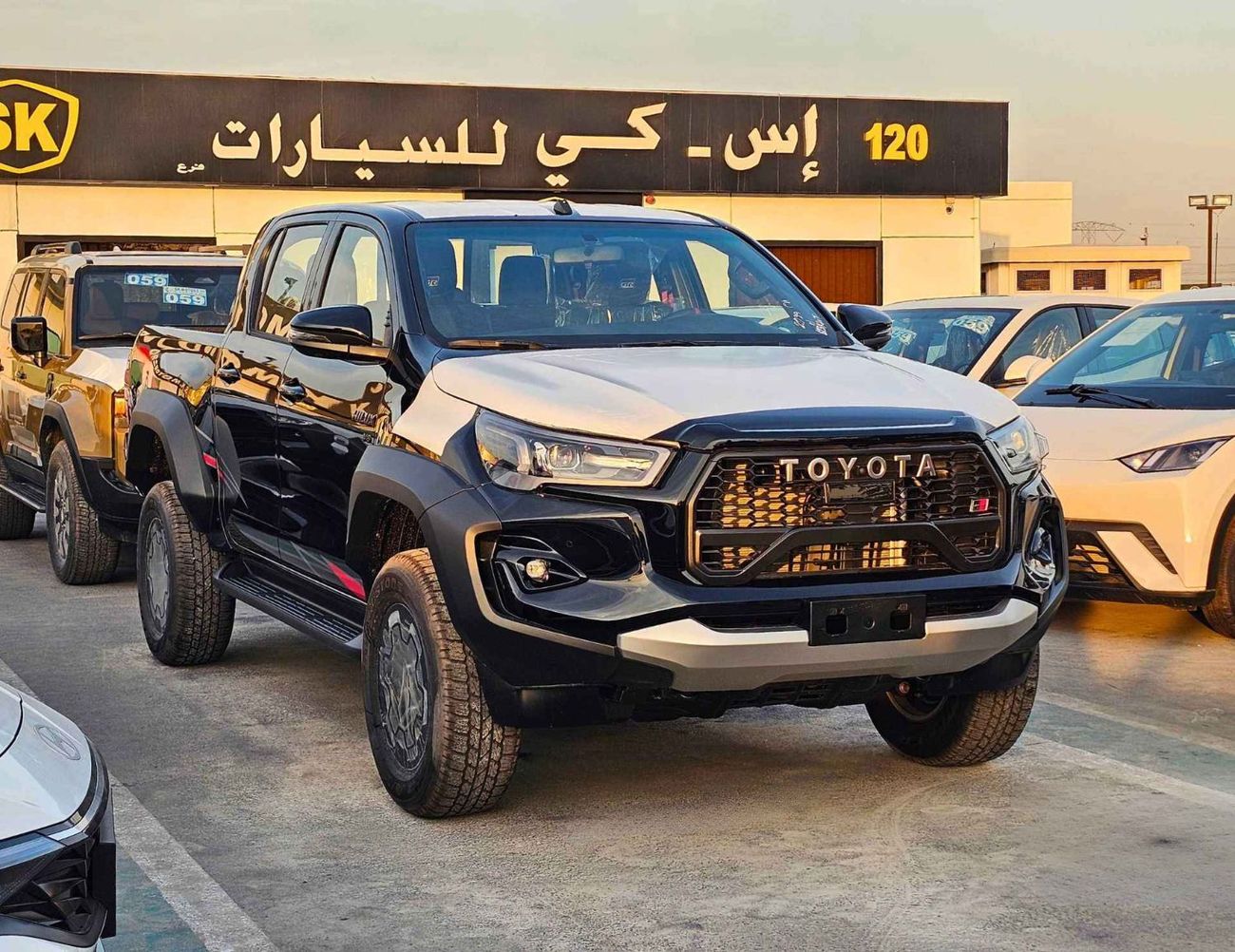 تويوتا هيلوكس GR SPORT/DOUBLE CABIN WIDE BODY/4.0L PETROL /OVER FENDER /360*CAMERA/DRIVER PWR SEATS (CODE #HGRPKW)