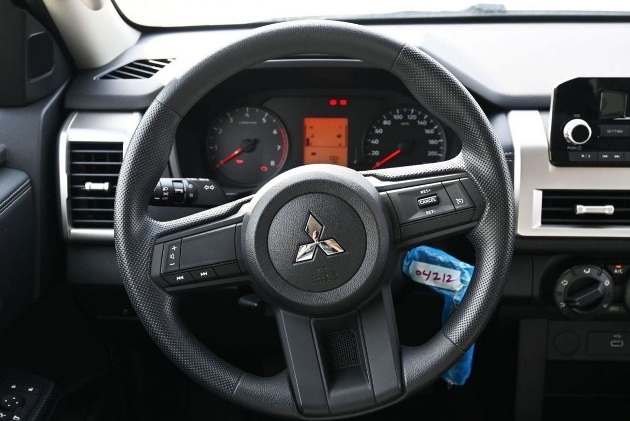 ميتسوبيشي L200 ميتسوبيشي L200 موديل 2024 ناقل الحركة بنزين يدوي ابيض من الخارج اسود من الداخل