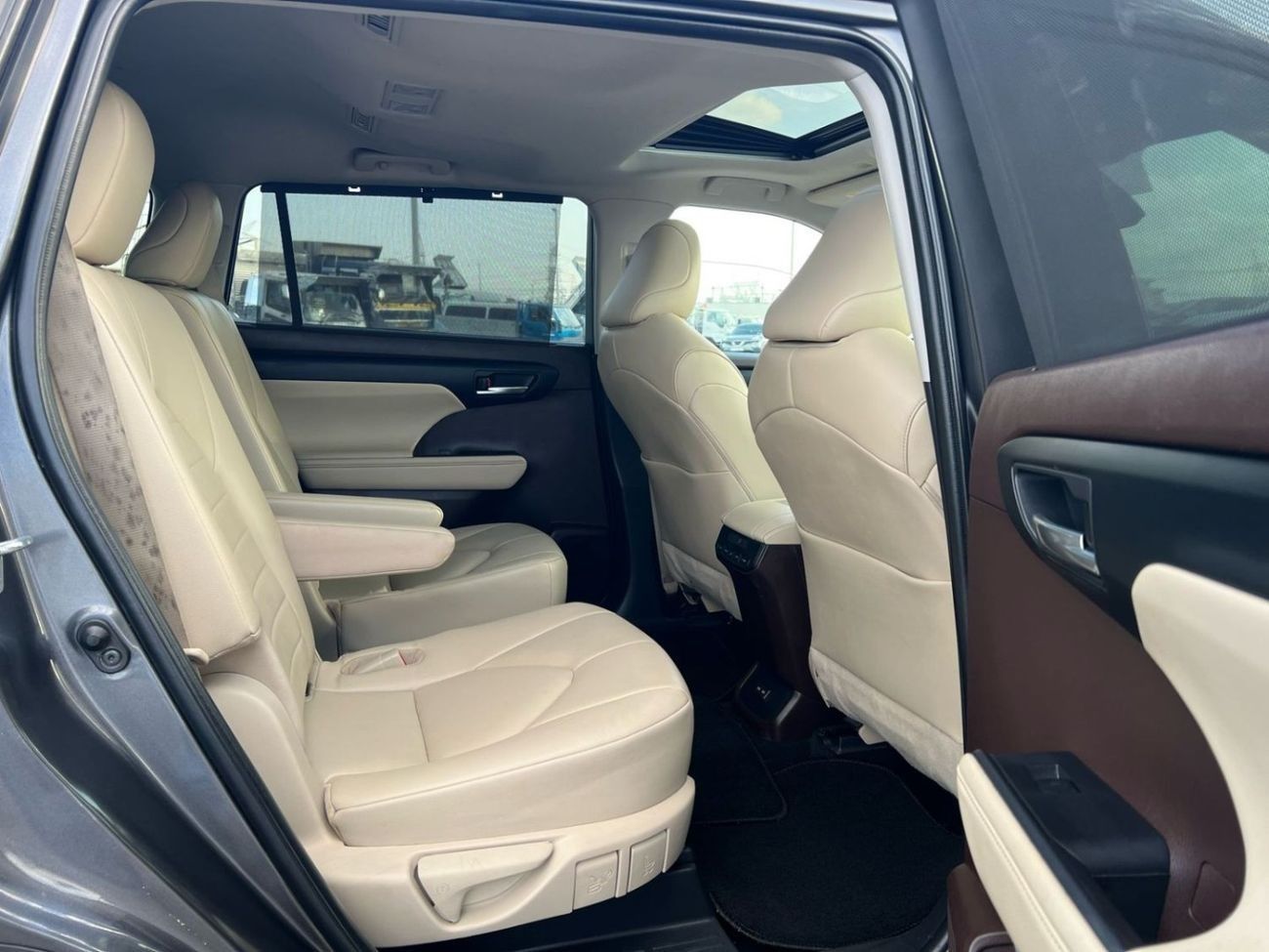 تويوتا هايلاندر 2022 TOYOTA HIGHLANDER XLE   3.5L V-6 //   4 WHEEL DRIVE 4X4 // SUNROOF //  PUSH START   // LEATHER