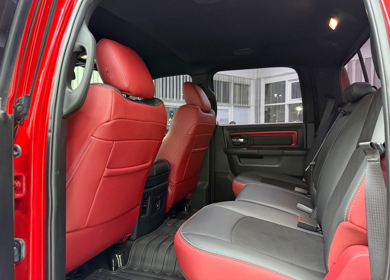 RAM 1500 REBEL Only 8000 km .. Brand new condition .. V8 .. 5,7 L .. HEMI