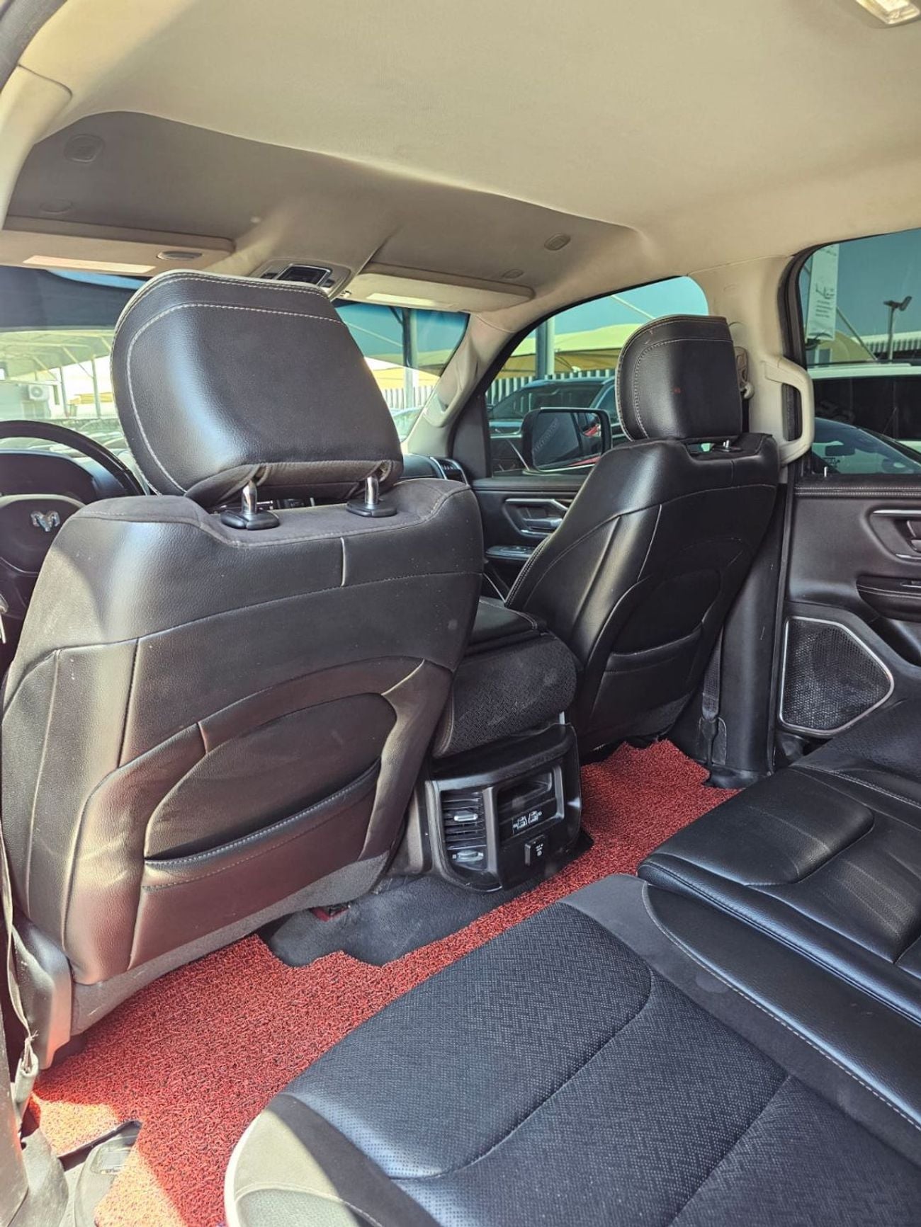 RAM 1500 Laramie 5.7L (6 Seater)