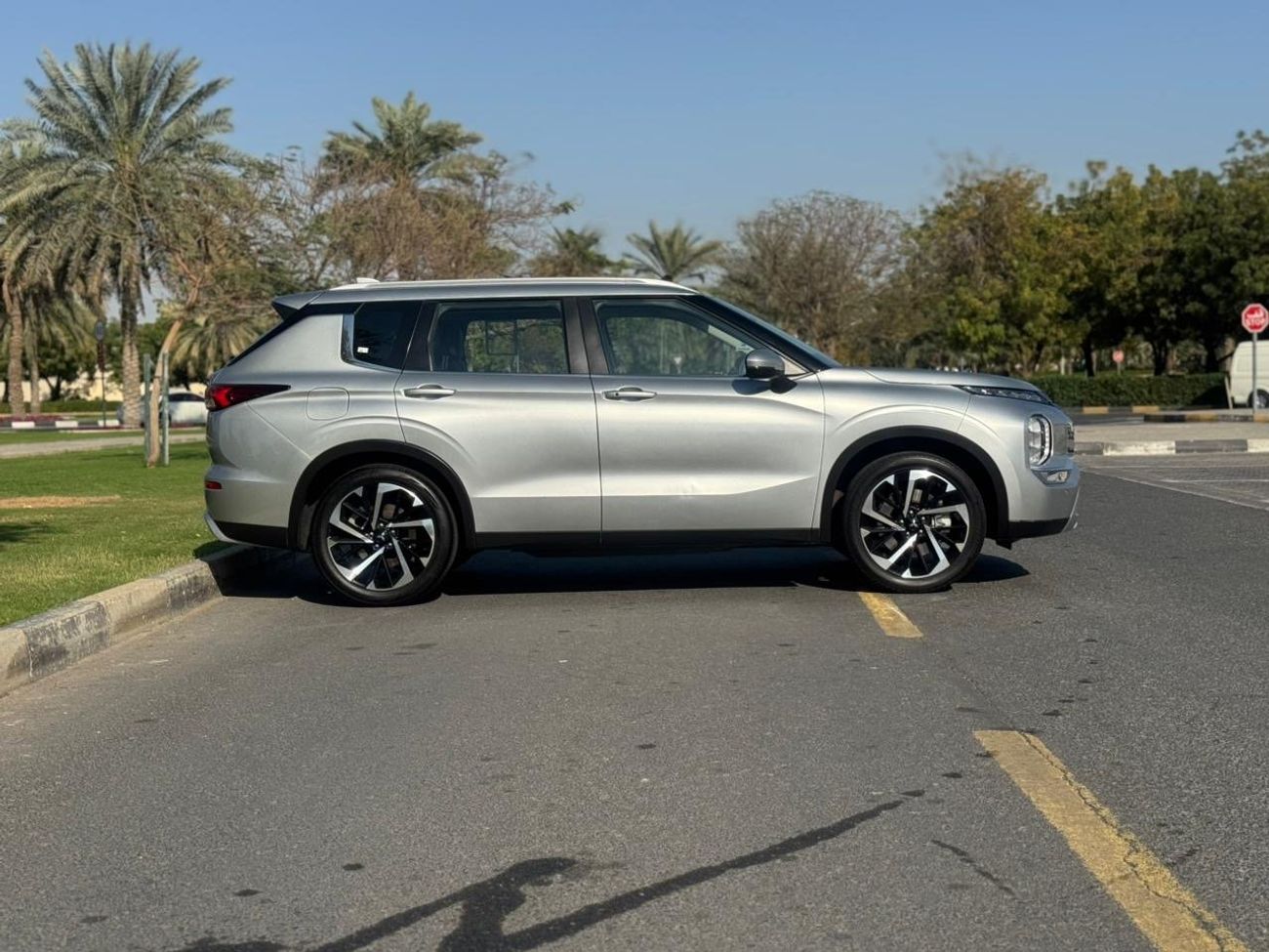 Mitsubishi Outlander GLX Super High 2.4L