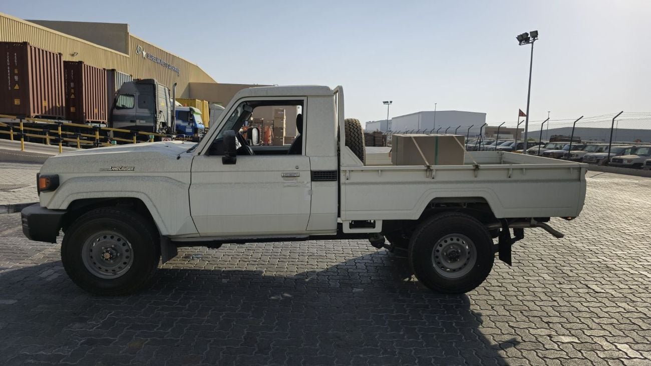 تويوتا لاند كروزر LC79 4.2L Pickup Single cab 5- MT 4X4
