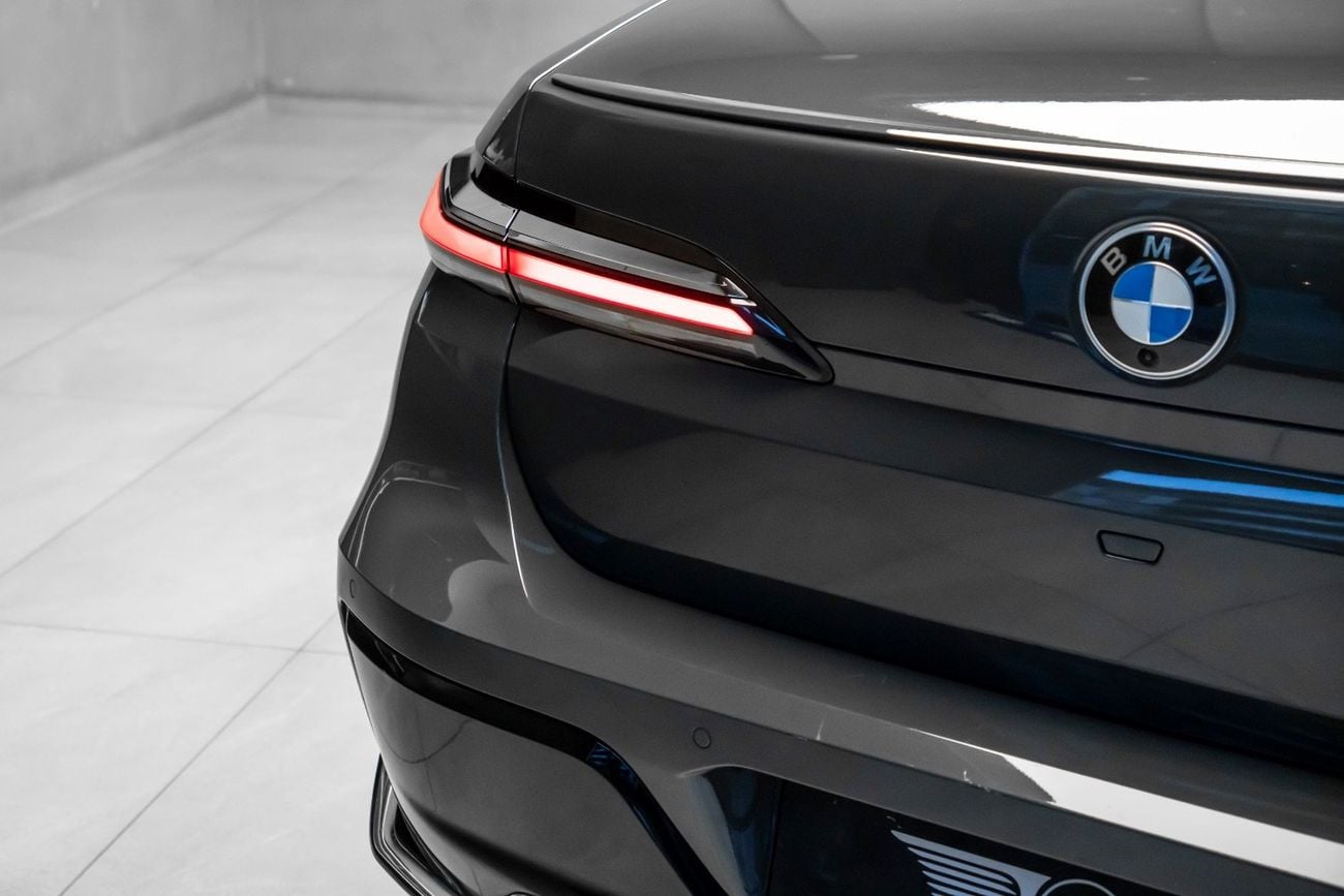 بي أم دبليو 740i LUXURY PURE EXCELLENCE