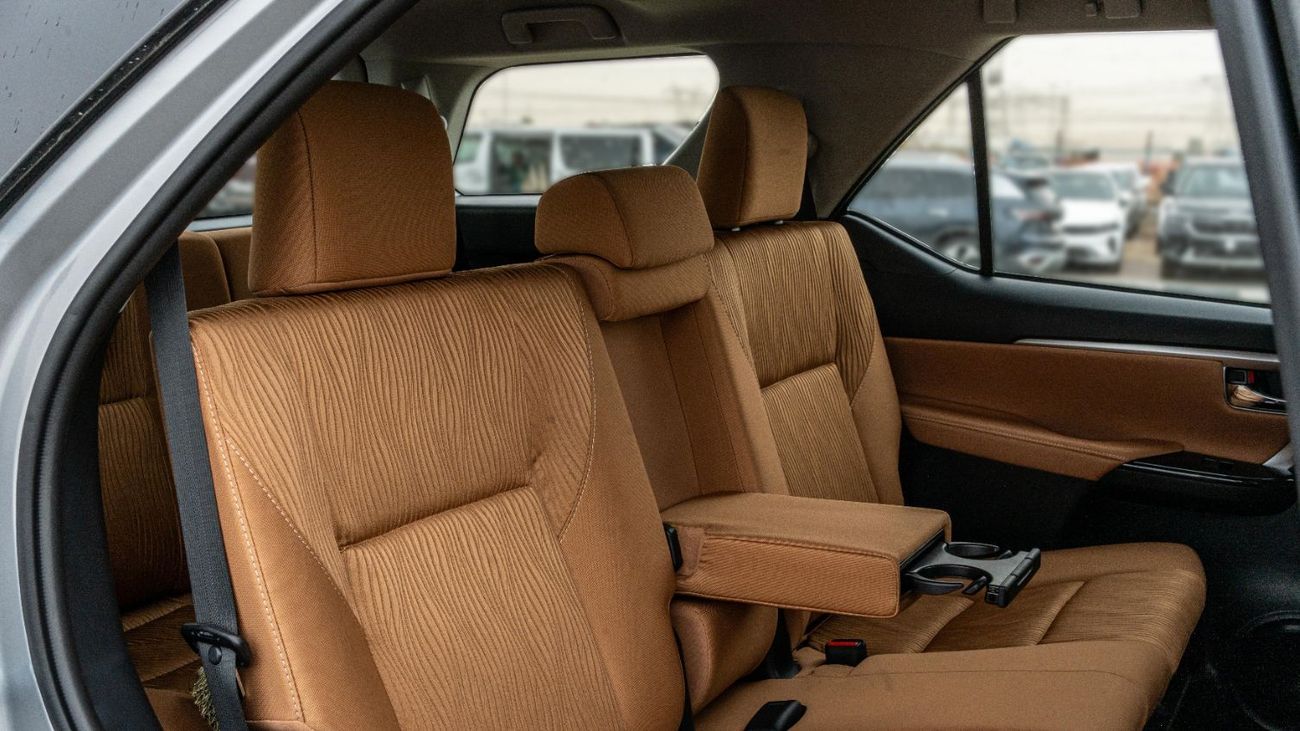 تويوتا فورتونر 2026 Toyota Fortuner VX 4.0L AT petrol (Silver-Tan)