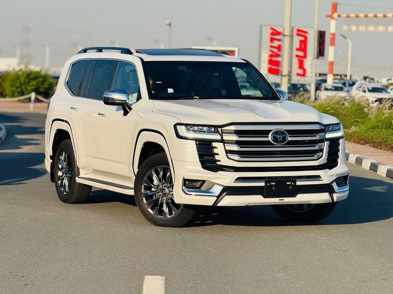 تويوتا لاند كروزر Zx top of the range white with black interior