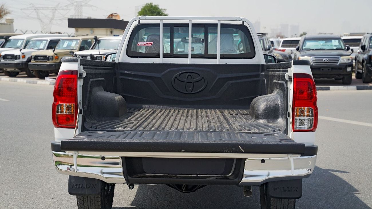 تويوتا هيلوكس GLX | 2.L 4x4 Manual Transmission | Touch Screen Display | Bed Liner | D-4D