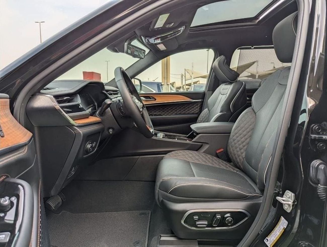 جيب جراند شيروكي Summit Reserve 5.7L JEEP GRAND CHEROKEE SUMMIT 2024 V8 engine 5.7L zero kilometer American clean car