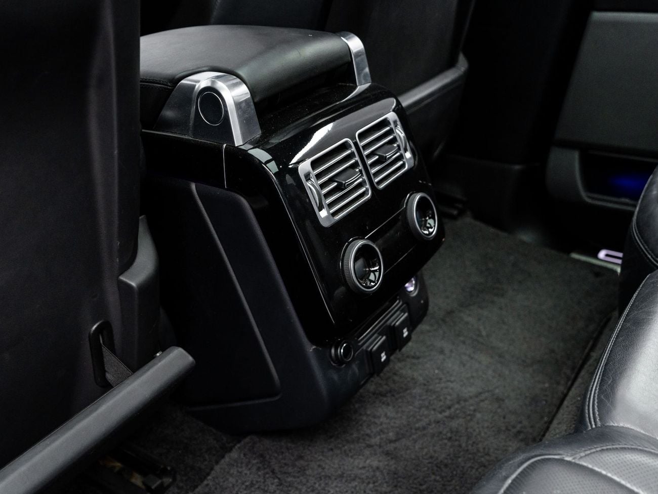 Land Rover Range Rover VOGUE SE BUY NOW, PAY 2027 | THE BLACKLINE STANDARD | 12 Month Blackline Warranty, GCC