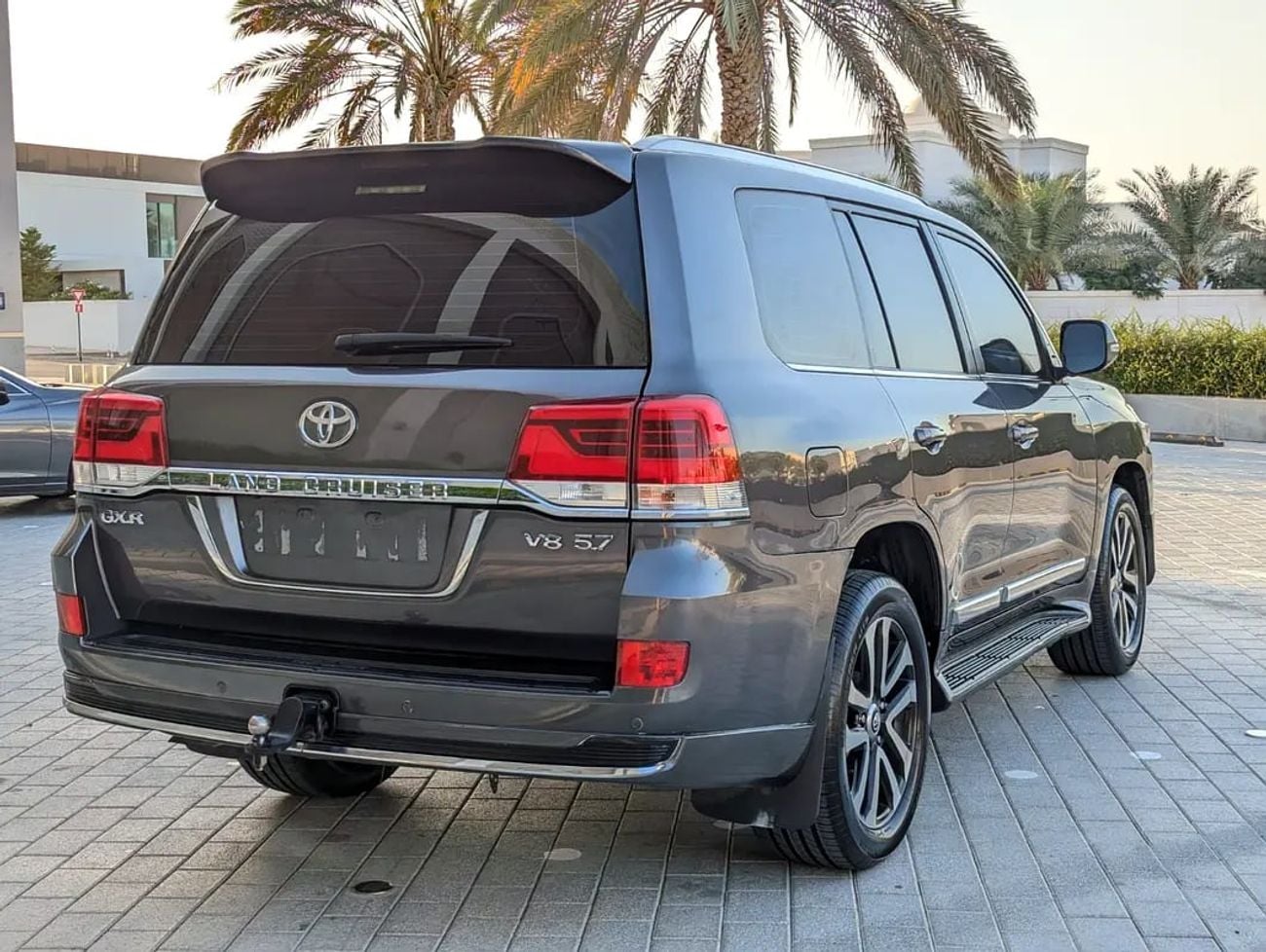 Toyota Land Cruiser GXR V8 5.7L – Top Full Option | GCC Excellent Condition Specs
