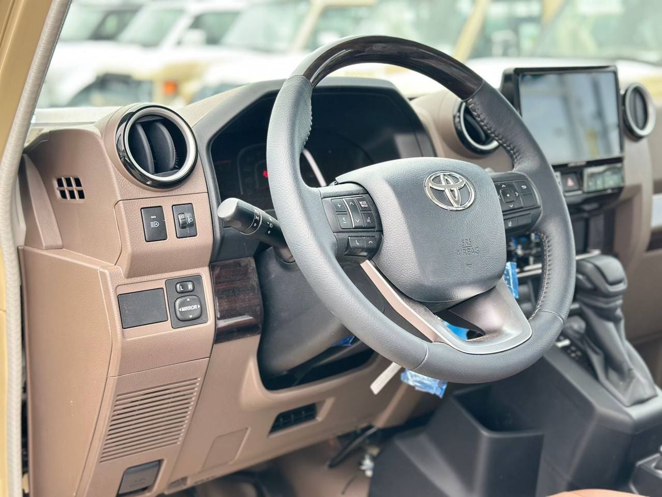 تويوتا لاند كروزر بيك آب S/C LC79 4.0 A/T PTR // 2026 // كاملة المواصفات مع رادار، صندوق تبريد، قفل تفاضلي، مشغل DVD وكاميرا