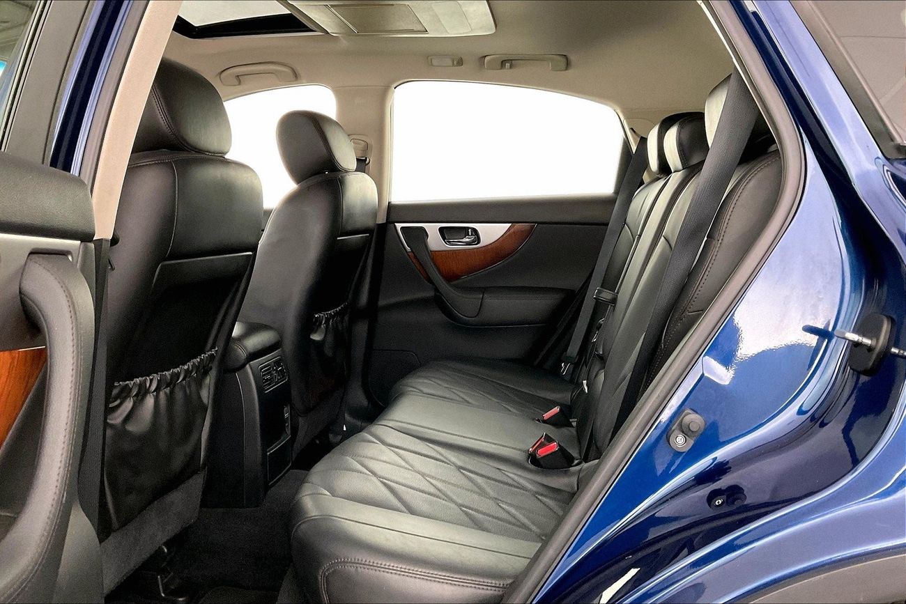 Infiniti QX70 Luxury / Luxe Sensory